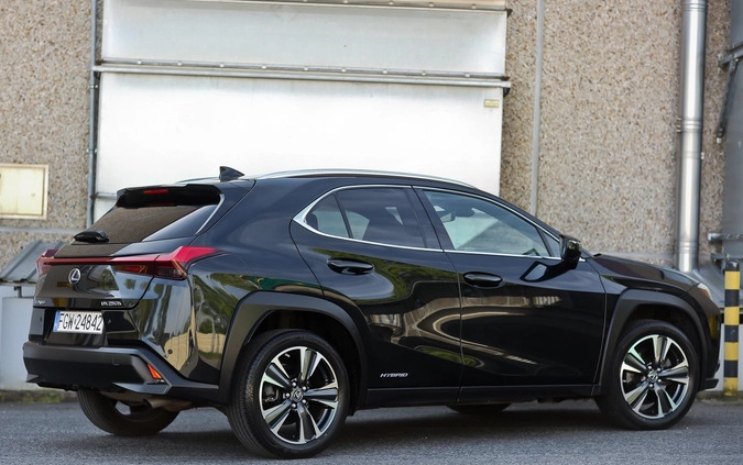 Lexus UX cena 115500 przebieg: 66098, rok produkcji 2019 z Bierutów małe 781